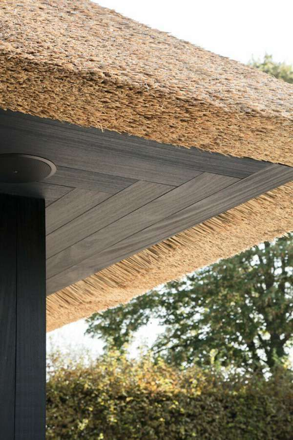 Alero de palma de huano sobre estructura de madera