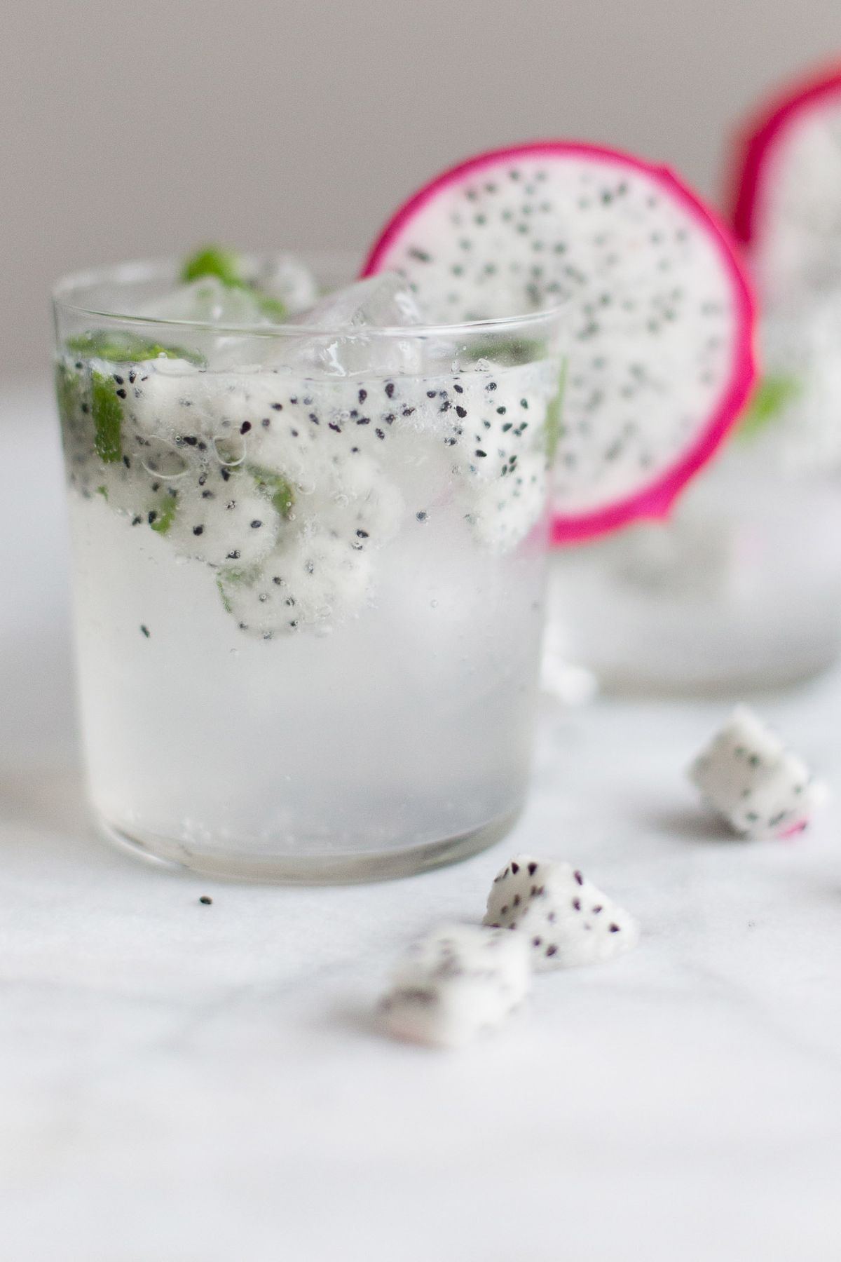 Coctel de pitaya servido con hielo
