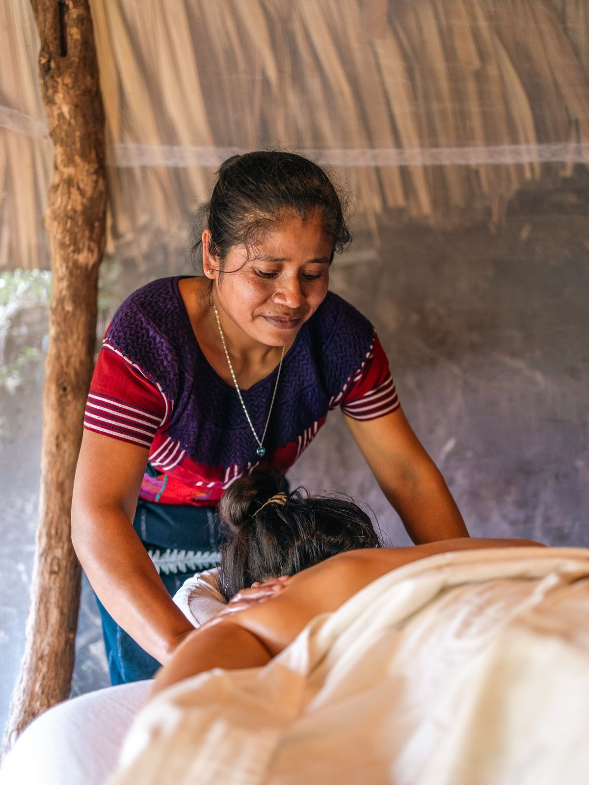 Masaje bajo la palapa con terapeuta local