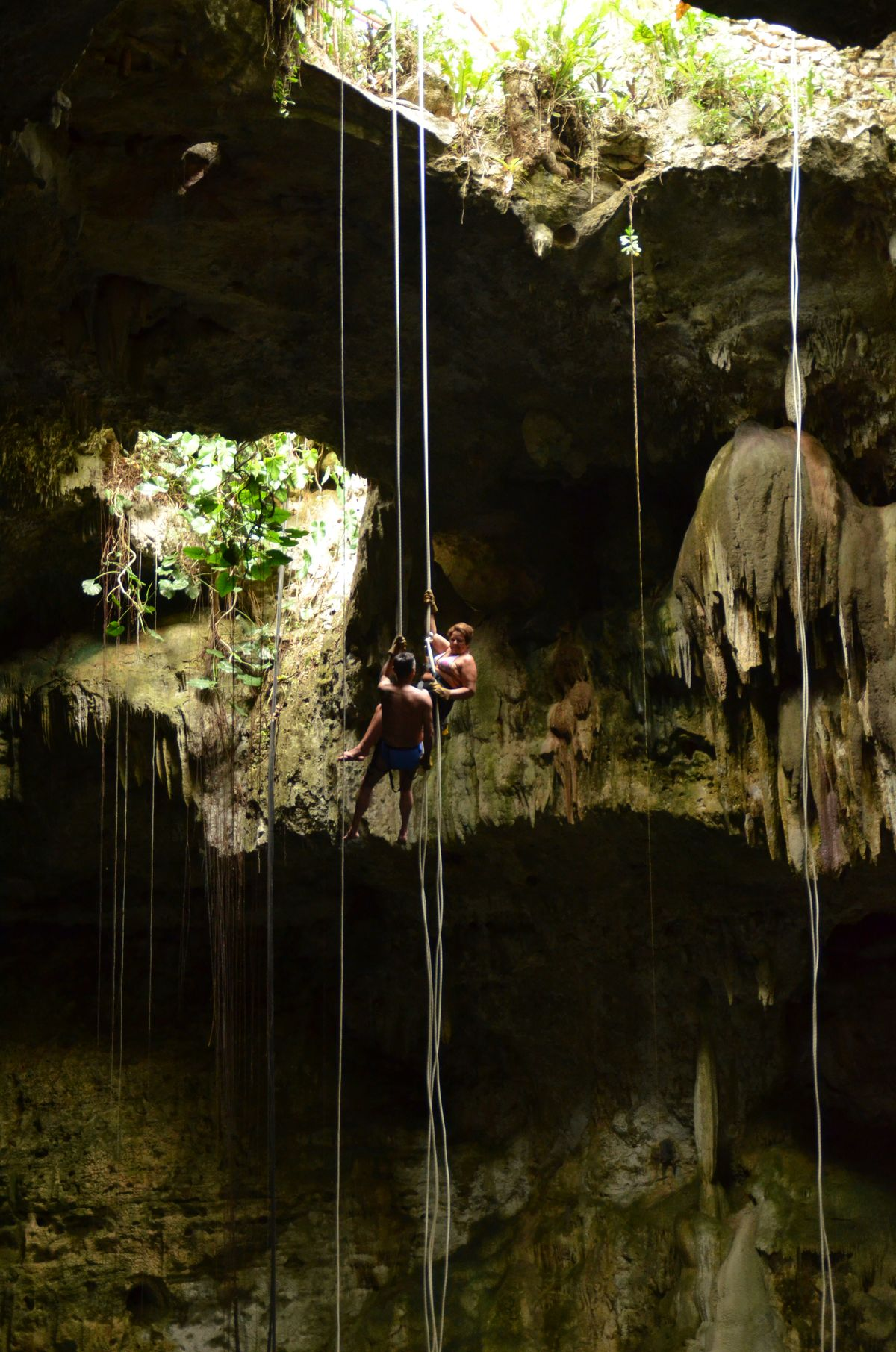 Descenso en rápel dentro de un cenote de caverna