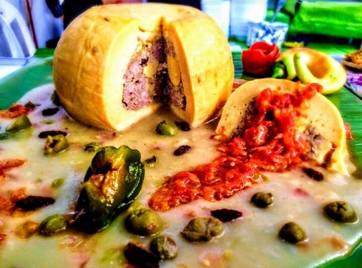 Queso relleno servido con salsa de tomate