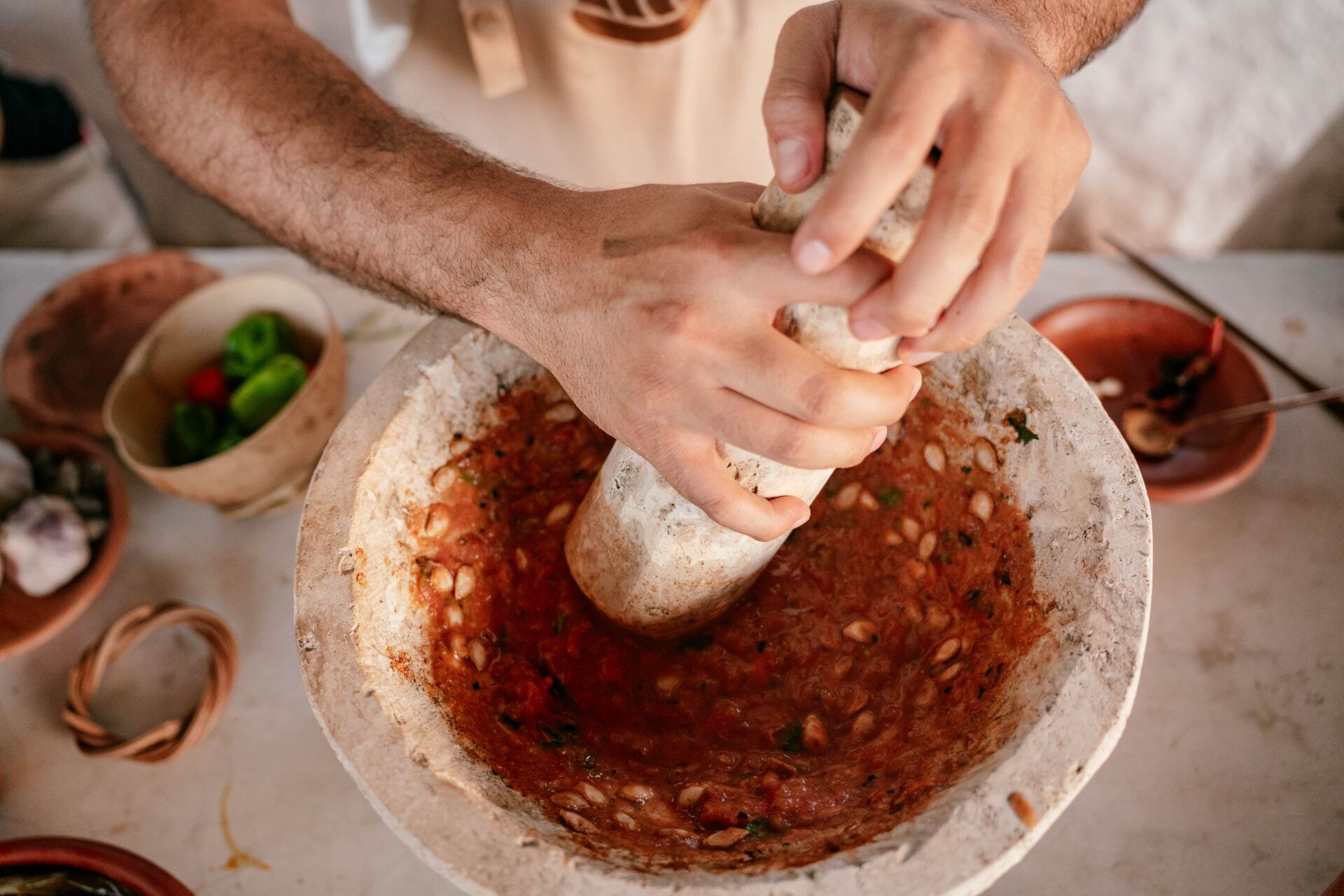Molcajete de piedra con recado rojo recién molido