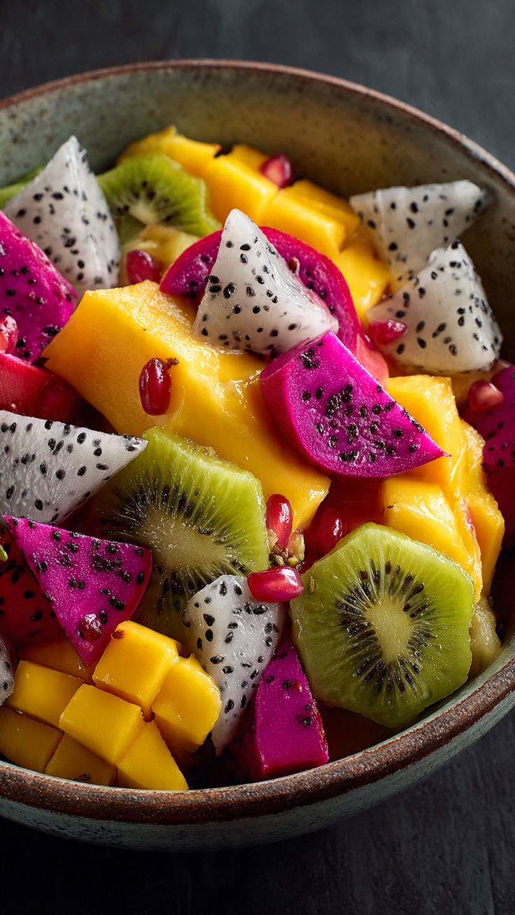 Tazón de fruta con pitahaya, mango y kiwi