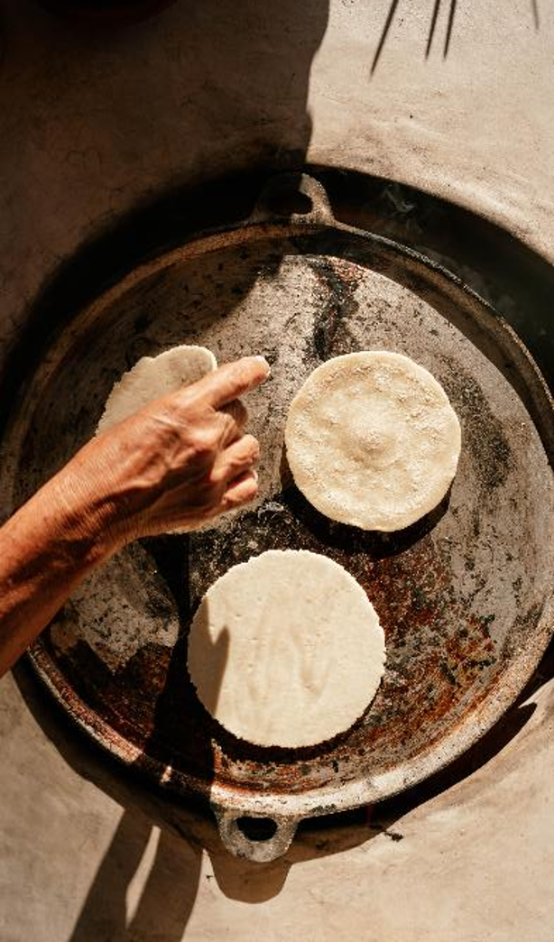 Tortillas de maíz nixtamalizado sobre el comal