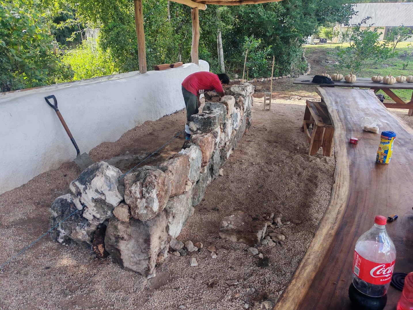 Hilada tras hilada, el muro fue tomando forma.