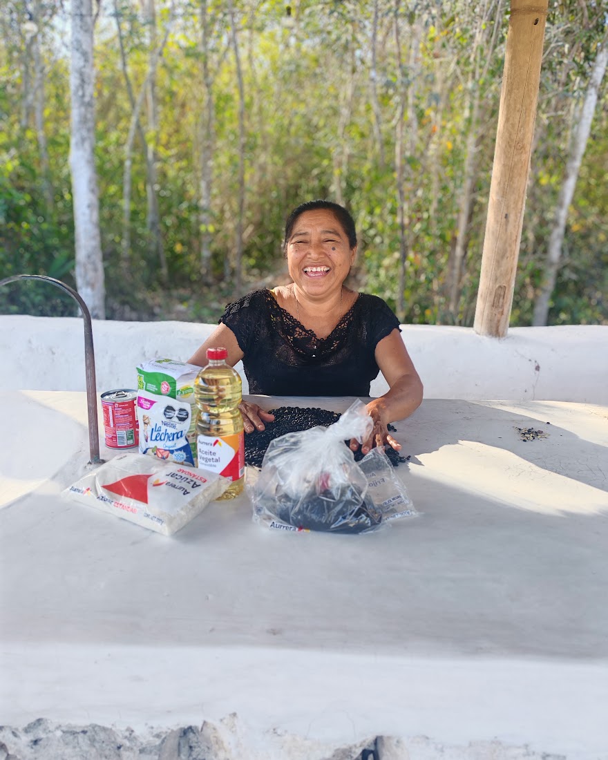 Fanny llegó de Holcá con su risa y sus ingredientes. Panuchos y flan en camino.