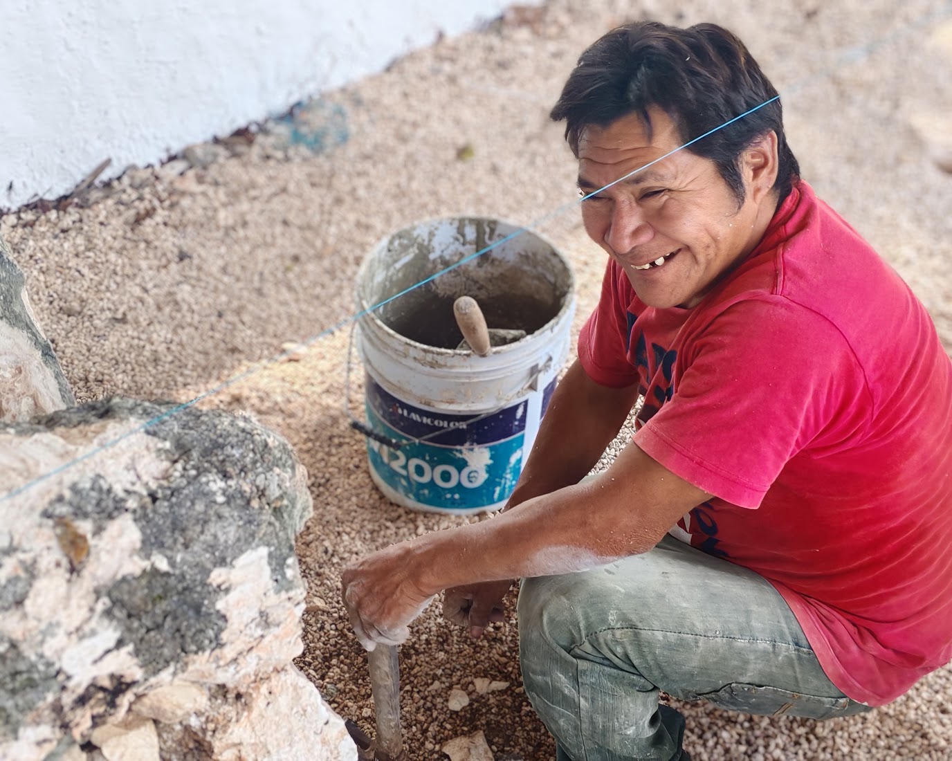 Retomamos con la barra, haciendo uso de los materiales dentro del rancho para terminarla.