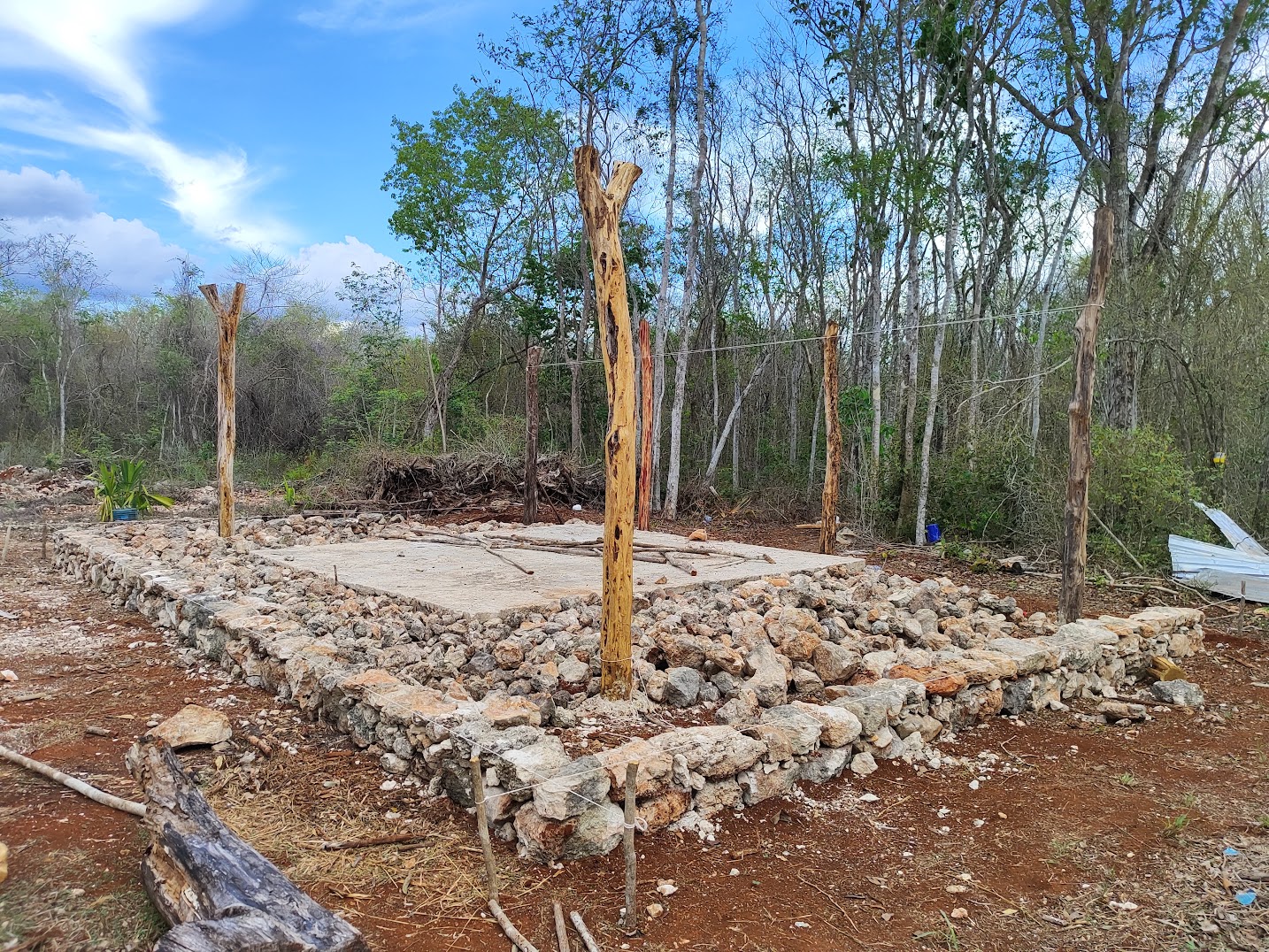 Don Pedro empezó a darle forma a la piedra. Juntando rocas del monte una por una.